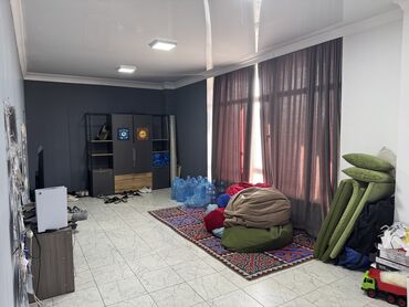 Офисы: Сдаю Офис, 157 м², В жилом комплексе, С видом на горы, С оборудованием, С отдельной кухней — 2