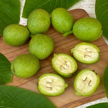 металлический бак: Зеленые грецкие орехи для варенья. Жаңгактын короосу кыям жасаганы