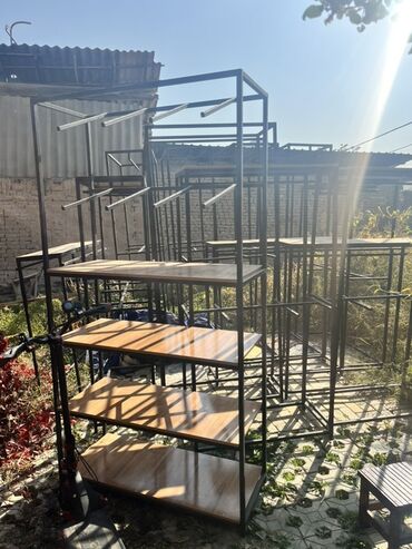 витрины для обуви: Торговое оборудование для магазина одежды - Металлические стойки и