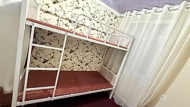 Двухъярусная кровать с металлическим каркасом в белом цвете
