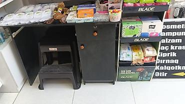 qadın kurtkalari: Vitrinlər-5 əd., polkalar 7 sıra şkaflar, pufikler, divar — 8