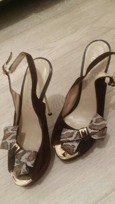 Туфли: 1. Богато и стильно. Красно-малиновый цвет насыщенный .на ноге — 9