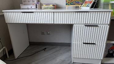 простой компьютерный стол: Письменный стол с рельефными фасадами - Цвет: белый, контрастные — 1