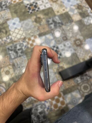 Digər mobil telefonlar: Smartfon – metal çərçivə, parlaq boz/gümüşü korpus. Korpusun sağ — 2