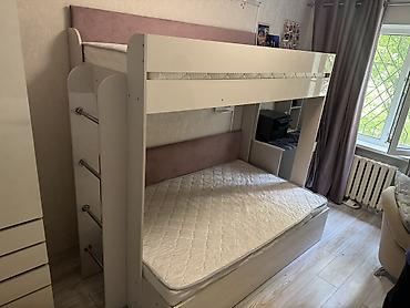 Двухъярусная кровать с механизмом, мягкими спинками и двумя матрасами at lalafo.kg Двухъярусная кровать с механизмом, мягкими спинками и двумя матрасами