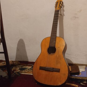 продаю гитара: Гитара.ссср. отлично звучит.Цена 2500