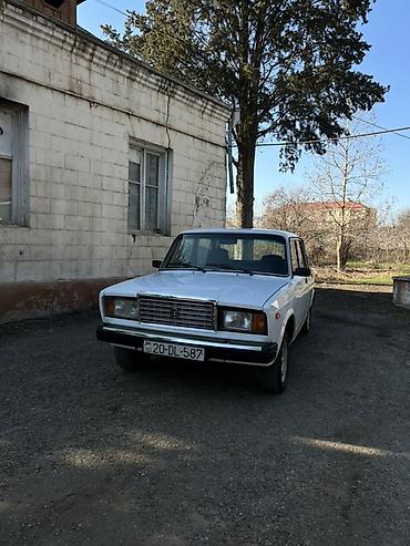 VAZ (LADA): VAZ Lada 2107, ağ rəng, sedan kuzov. Əsas xüsusiyyətlər: - 4 qapı — 1