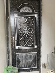 yuxuda nişan üzüyünün qaşının düşməsi: Agir qapidi teze qapidi eyni vaxta qoyulub darvaza Ile bir yerde