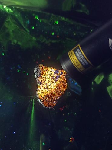 şuadan qoruyan eynək: UV-də Narıncı Alov Floresan 🔥 Kolleksiya üçün Nadir Kristal Aqreqat — 2