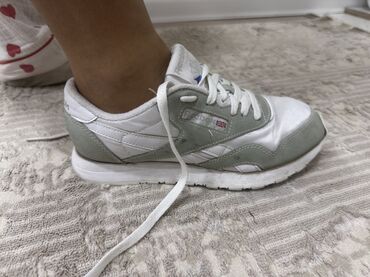 удлиненная куртка: Кроссовки Reebok Classic - Оригинальный силуэт Classic с фирменной