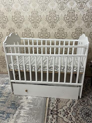 Детская кроватка с ящиком для хранения - Материал: дерево/МДФ