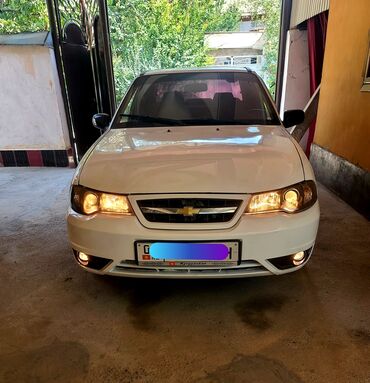 фары ниссан примера: Белый седан Chevrolet Nexia с характерной решеткой радиатора и