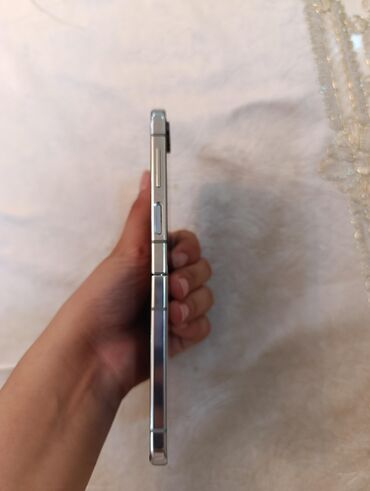Digər mobil telefonlar: Samsung Galaxy Z Flip 5