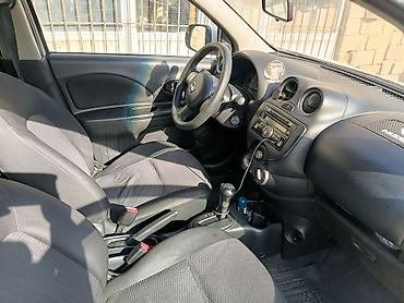 Nissan: Nissan Micra hetçbek avtomobil. Ağ rəngli кузов, 5 qapılı kompakt — 2