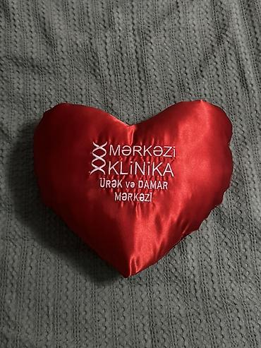 qanli əl şəkilləri: Qırmızı ürək formalı dekorativ yastıq - Material: parlaq saten parça — 1