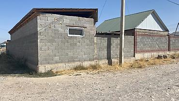 Продажа коттеджей и домов: 🏡 Продается дом с времянкой в ж/м Ак-Ордо 3! ✅ Дом саманный, тёплый и — 3