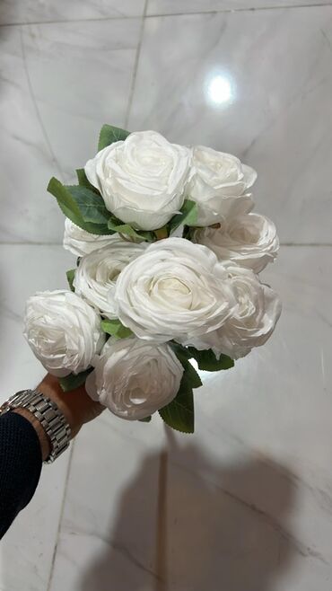 Süni güllər: Məhsul: Süni gül buketləri və kompozisiyalar Təsvir: - Realistik — 1