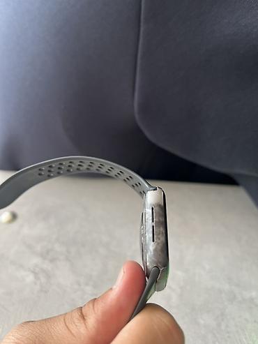 apple m4: Apple Watch (Series не указан) с серым перфорированным спортивным — 2