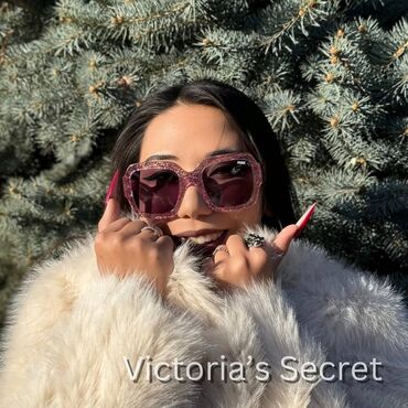 золото: Солнцезащитные очки бренда Victoria’s Secret — это стильный аксессуар