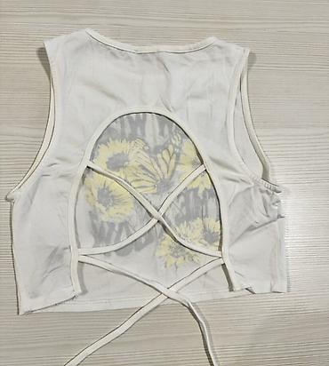 crop geyim: Bershka qadın crop top 
Öıçü M
Arxası açıqdır
1-2 dəfə geyinilib — 3
