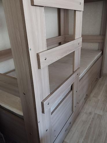 bunk bed: Двухъярусная кровать из ЛДСП в светлом древесном оттенке — 1