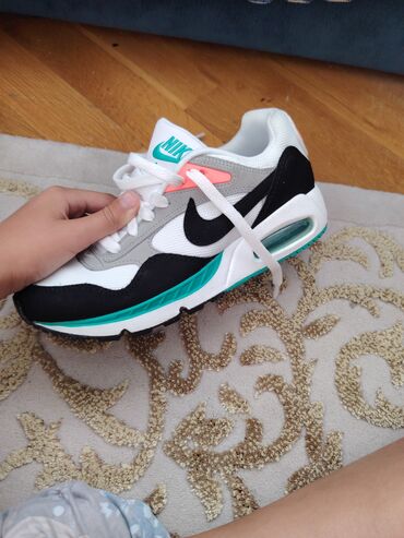 Босоножки, сандалии, шлепанцы: Nike brendinin ağ, qara, boz və yaşıl rənglərdə olan idman ayaqqabısı