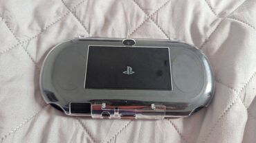 Sony Playstation Vita Slim 2000 modeli. Ideal veziyyetdedir. Ekranda