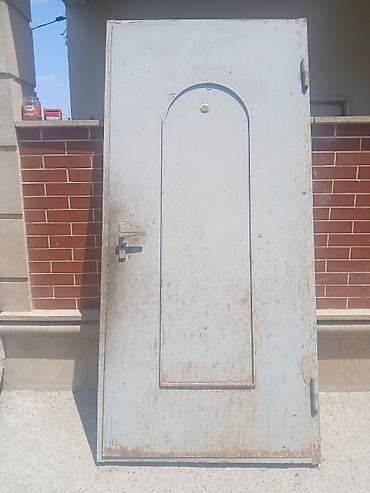 Metal qapı - Material: polad/metal lövhə - Rəng: açıq boz - Üst