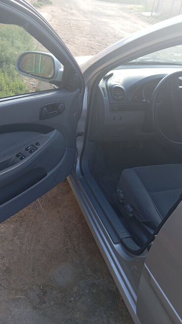 volkswagen golf ii: Gümüşü rəngdə olan Chevrolet Lacetti avtomobili. Avtomobilin salonu