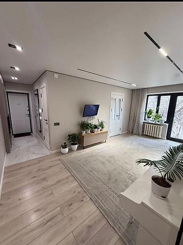 квартира в центре: 3 комнаты, 54 м², Золотой квадрат Индивидуалка, 2 этаж, Дизайнерский ремонт — 1