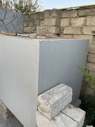 Lak-boya məhsulları: Metal su anbarı / çən - Material: qalın divarlı metal (polad) -