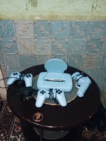 сколько стоит playstation 4: Açıq mavi rəngdə olan bu oyun konsolu dəsti evdə əyləncə üçün