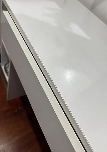 Mebel: Dördbucaq masa, Stulsuz, Polkalı, Siyirməli, Parlaq laminat — 3