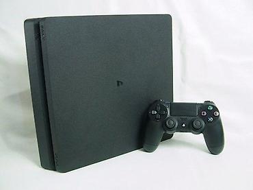 PS4 (Sony Playstation 4): U ponudi je Sony PlayStation 4.
Konzola je najnoviji SLIM model — 6