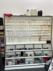 Gözəllik və estetika avadanlığı: 500 ədəd 10 sm asılqan ilə 3 vitrin satılır.Qiymət 500 manat