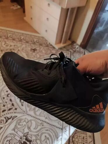 Krasofkalar və idman ayaqqabıları: Satilir beyler ucun original adidas firmasinin krossovkasi veziyyeti