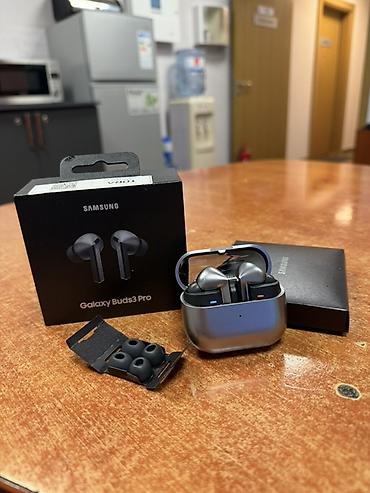 galaxy buds 4 pro: Samsung Galaxy Buds3 Pro – tam simsiz qulaqlıq - Rəng: boz/gümüş - — 2