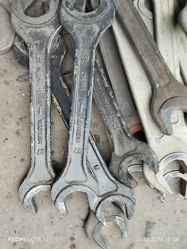 Инструменты для авто: Предлагается набор различных металлических гаечных ключей. В — 16