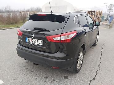 Nissan: Nissan Qashqai – kompaktan SUV, crna boja, 5 vrata. Glavne — 4