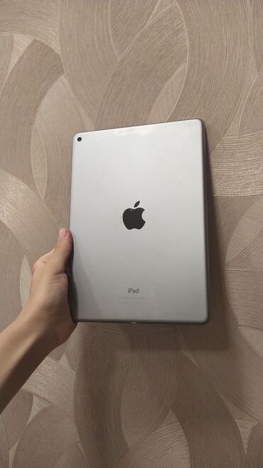 ipad mini 3: Ipad təcili satılır! 150 Azn I clouda düşüb ekran sınığdı biraz amma