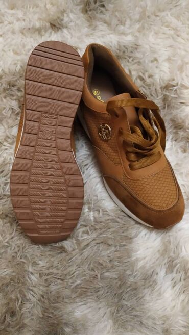 Γυναικεία είδη Υπόδησης: Παπούτσια.
Καινούργια, αφόρετα.
Πολύ άνετα, μέγεθος 41 — 9