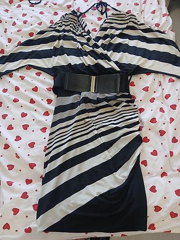 Qara-ağ zolaqlı qadın paltarı - Model: dəbli “wrap” (çarpaz) kəsim