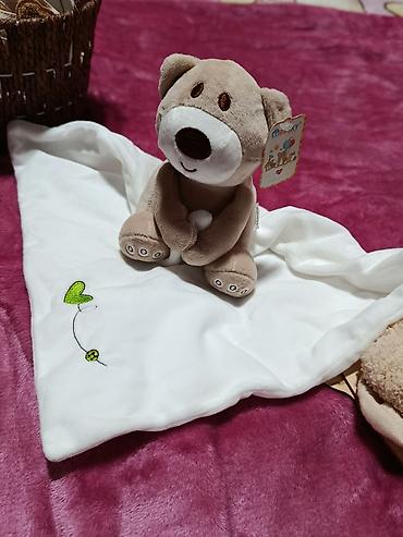 Kompleti: Poklon korpa za bebu – “Meda” set Šarmantno aranžirana pletena — 7