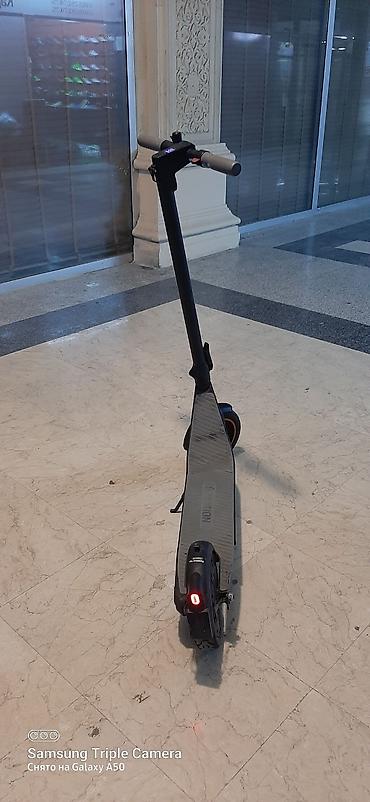 Elektrikli samokatlar: Elektrikli skuter, qara rəngdə, şəhərdaxili rahat hərəkət üçün uyğun — 3