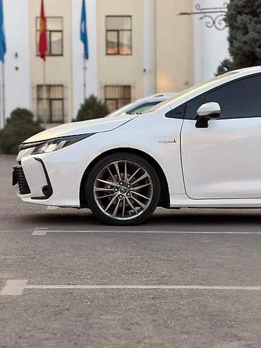гибрид бензин: Toyota Corolla: 2022 г., 1.8 л, Автомат, Гибрид, Седан — 8