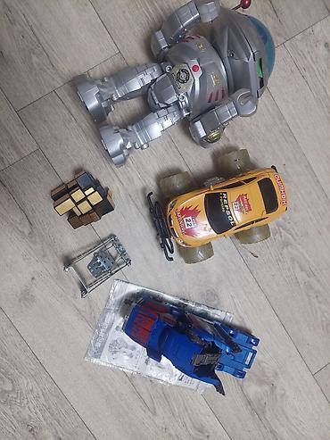 игрушки бесплатно: Отдам за шоколадку все игрушки( робот, машинка, трансформер кубик — 1