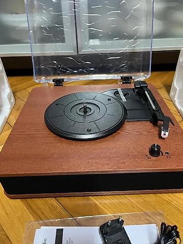 ploca za gramofon: Gramofon sa ugrađenim zvučnicima i poklopcem od providne plastike — 2