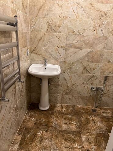 Uzunmüddətli kirayə mənzillər: Mənzil kirayə verilir. 3 otaq, 17.2 mərtəbə, 90 kv. Azadlıq — 11