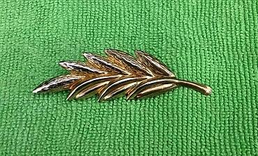 Broševi: Četiri stara broša. Cena za komad 1. FM broš Stari broš. Stilizovana — 10