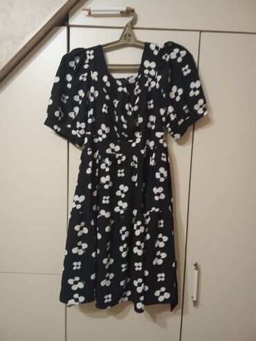 Gündəlik donlar: Qadın geyim dəsti 1) Qara rəngli, ağ çiçək naxışlı yay paltarı - — 1